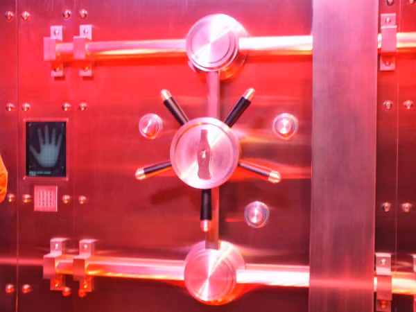 Không có một nhân viên nào biết công thức của Coca-Cola. Theo tin đồn, chỉ có hai giám đốc điều hành biết công thức chính xác của Coca-Cola. Tuy nhiên, nhiều khả năng, nhân viên của Coca-Cola cũng biết rõ quy trình sản xuất đồ uống của họ.