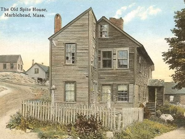 The Old Spite House là một trong những ngôi nhà lâu đời nhất ở Marblehead, Massachusetts. Không ai biết ngôi nhà được xây dựng vì mục đích gì. Tuy nhiên, nhiều thông tin cho rằng, chỉ vì ghen ghét mà 2 người anh em đã xây nhà đối diện nhau.
