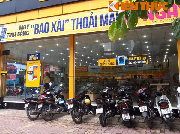 Theo lời của nhân viên tư vấn, khách hàng sẽ được miễn phí sử dụng điện thoại, laptop, máy tính bảng và các phụ kiện trong 14 ngày khi khách hàng mua sản phẩm trong thời gian áp dụng khuyến mại. Và chương trình này được áp dụng từ ngày 01/08 đến 20/08/2014 tại 230 siêu thị Thế giới di động trên toàn quốc.