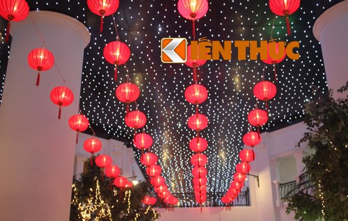 Các loại đèn lồng đỏ và đèn nháy được trang trí khắp mọi nơi tạo nên một không gian đẹp lung linh về đêm. Chính vì vậy mà du khách nườm nượp kéo đến đây từ chiều tối cho đến 22h đêm.