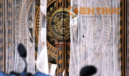 Để bảo vệ tòa nhà, một chiếc cổng hoành tráng được lắp đặt và thường xuyên trong tình trạng cửa đóng then cài.