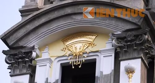 Theo những người thợ đang thi công công trình này, vị đại gia chủ nhà đã đặt mua các chi tiết dát vàng từ nước ngoài về.