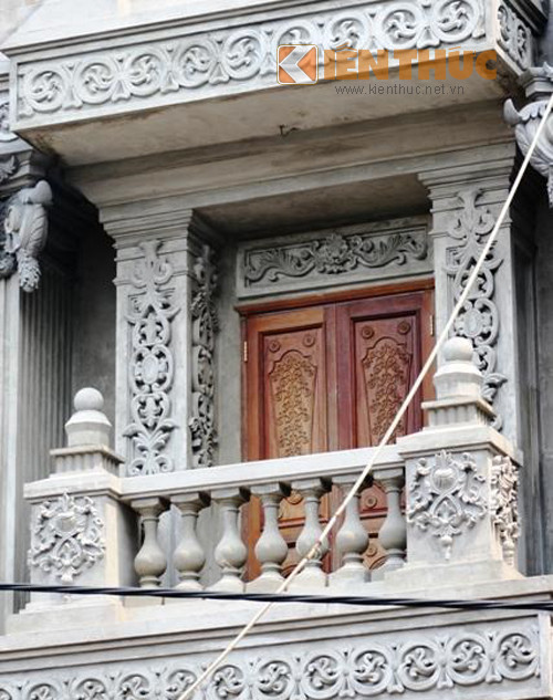 Những hoa văn trang trí trên bề mặt bên ngoài ngôi nhà vô cùng cầu kỳ và tinh xảo.