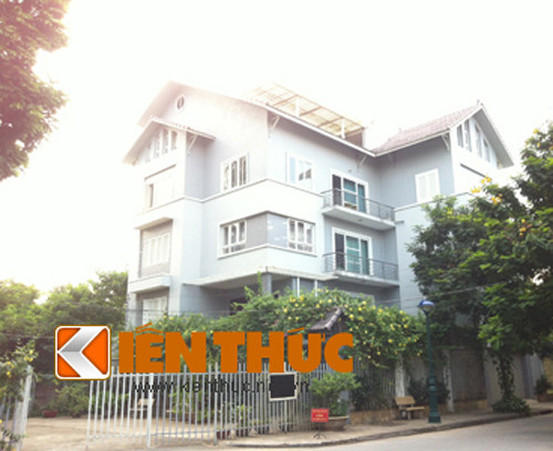 Theo khảo sát, những căn biệt thự của giới nhà giàu ở đây rộng hàng trăm mét vuông. Chủ nhân của những ngôi nhà trăm tỷ này chủ yếu là người gốc Hà Nội, Việt kiều, doanh nhân, còn đối tượng thuê thường là người nước ngoài đang làm việc tại Hà Nội.