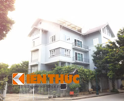 Theo khảo sát, những căn biệt thự của giới nhà giàu ở đây rộng hàng trăm mét vuông. Chủ nhân của những ngôi nhà trăm tỷ này chủ yếu là người gốc Hà Nội, Việt kiều, doanh nhân, còn đối tượng thuê thường là người nước ngoài đang làm việc tại Hà Nội.