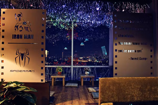 Hexa Club nằm ở tầng 20 tòa nhà C-Land, 156 Xã Đàn 2, Đống Đa là khu sân vườn lãng mạn được thiết kế hiện đại sang trọng với màu đỏ chủ đạo đầy sức sống. Hexa sở hữu tầm nhìn đẹp hướng ra hồ Nam Đồng, đặc biệt lung linh về đêm.