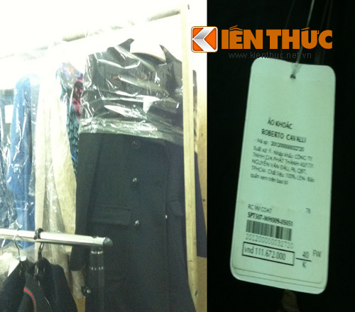 Chiếc áo khoác dạ này có kiểu cách rất đơn giản nhưng giá của nó lên tới hơn 111 triệu đồng, khiến nhiều khách hàng phải giật mình. Tuy đã được giảm 70% nhưng không ai dám "đụng" vào.