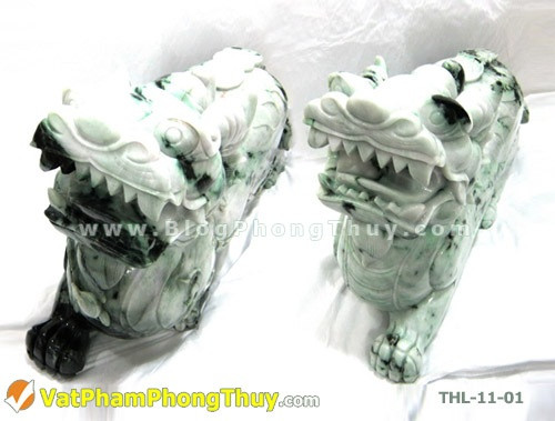 Cặp Tỳ Hưu Ngọc Phỉ Thúy tuyệt đẹp và giá trị bậc nhất hiện nay có giá hơn 1,5 tỷ đồng một cặp. Cặp Tỳ Hưu Ngọc Phỉ Thúy này có thể nói là khủng nhất từ trước đến nay, với kích thước dài 55.1cm, ngực 14.5cm và cao 32,5cm. Đế gỗ được làm từ gỗ đàn giá trị, mỗi đế nặng khoảng 15 kg.