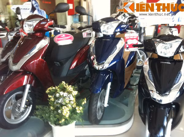 Xe máy Honda tung chiêu giảm giá để hút khách.