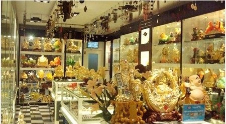 Thú chơi đá phong thủy đang được giới kinh doanh và giới nhà giàu rất ưa chuộng, không chỉ bởi vẻ đẹp của các loại đá quý mà còn bởi những giá trị về mặt tinh thần mà nó đem lại. Theo quan niệm phong thủy, đá quý mang lại sức khỏe và sự thành đạt trong kinh doanh. Nhưng để sở hữu những món đồ này cũng không hề đơn giản vì mức giá cao ngất của chúng hiện nay.