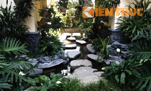 Hai ngôi biệt thự được ngăn cách bởi hồ nước nhân tạo xen kẽ đá và cây xanh như một khu vườn sinh thái tuyệt đẹp.