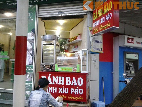 Quán siêu nhỏ, diện tích chỉ hơn 1mét vuông, thực khách phải ngồi tràn ra vỉa hè để thưởng thức đồ ăn.