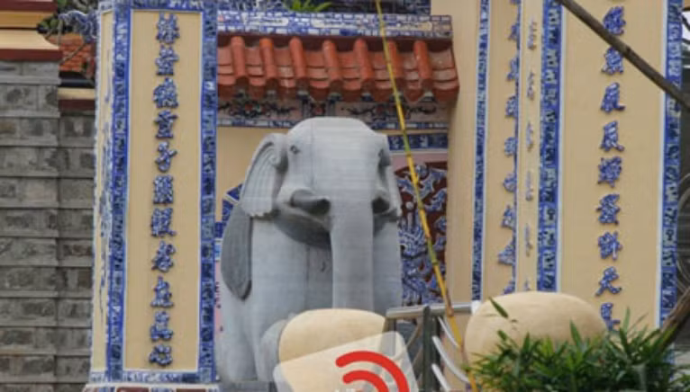 Kiến trúc khu lăng mộ của ông C mô phỏng lăng mộ của vua chúa thời xưa ở cung đình Huế. Lăng mộ chủ yếu được làm từ chất liệu đá trắng, với 2 cổng vào, mỗi bên cổng khắc 2 hàng chữ Nôm và hình ảnh 2 con voi chầu, rồng phục.