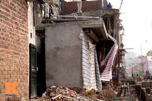 Trên tuyến đường vành đai I đoạn Ô Chợ Dừa - Hoàng Cầu (Hà Nội) sau khi được thông xe lộ ra khá nhiều ngôi nhà kì dị. Một ngôi nhà " siêu bé" có mặt tiền và chiều sâu gần như bằng nhau: chỉ hơn 1m.