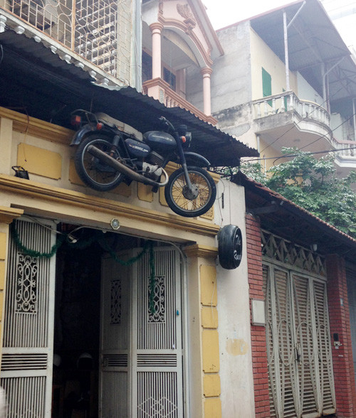 Ngôi nhà trở nên đặc biệt "quái dị" khi chủ nhân treo cả một chiếc xe máy ở trước cửa nhà.
