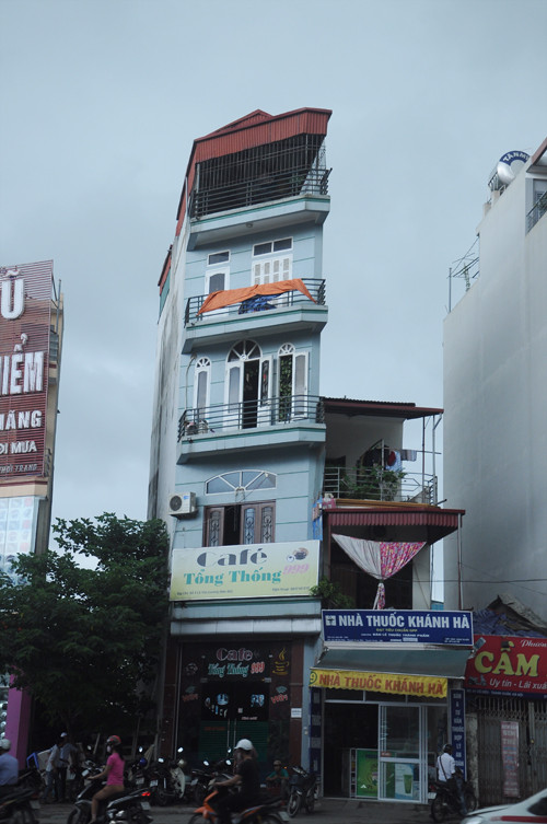 Một ngôi nhà khác tại khu vực đầu đường Lê Văn Lương kéo dài giao với Khuất Duy Tiến với hình thù méo mó, kỳ dị. Tầng một với không gian nhỏ bé cũng được chủ nhân tận dụng để kinh doanh cafe.
