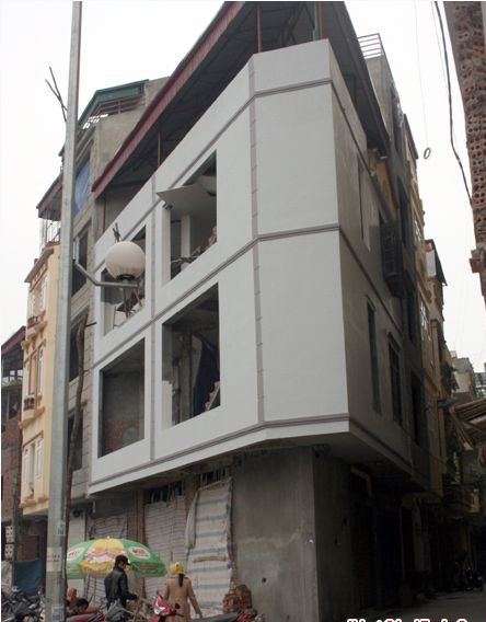 Ngôi nhà có hình thù siêu méo này được gia chủ "khéo léo" tận dụng không gian vỉa hè và ngõ để cơi nới trên tầng 2. Trên đoạn đường này nhiều ngôi nhà còn được gia chủ nắn chỉnh uốn lượn theo đường cong của tuyến đường.