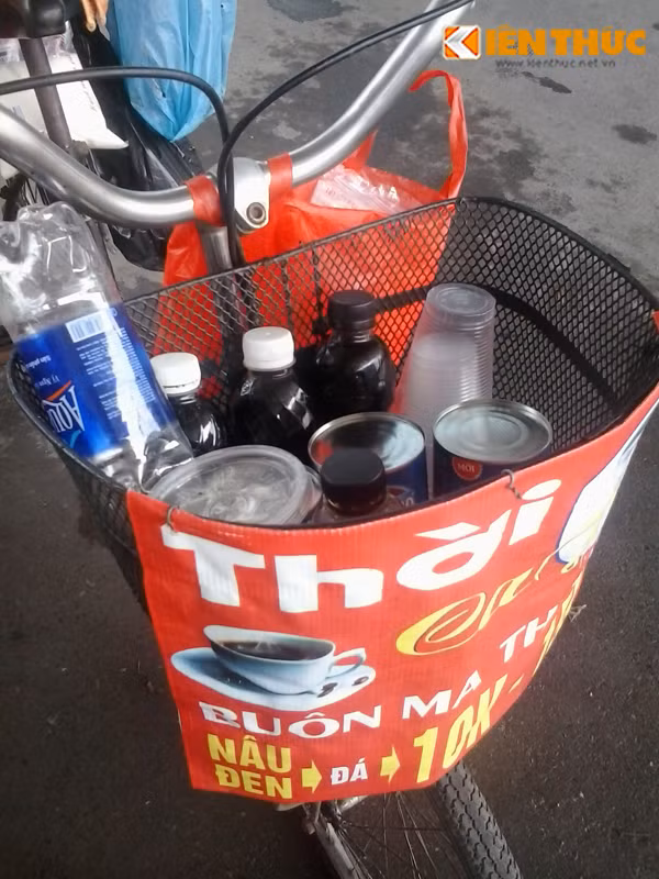 Người bán cafe dạo cho biết, cafe được anh pha sẵn vào các chai nhỏ gồm hai loại là cafe sữa và đen đá để khách hàng lựa chọn tùy theo sở thích. Khi khách hàng mua anh chỉ việc rót ra ly nhựa rồi cho thêm đường, sữa và đá rất nhanh chóng. Vốn bỏ ra không nhiều, chỉ với chiếc xe đạp và nguyên liệu pha chế sẵn, ước tính mỗi ngày anh cũng kiếm được từ vài trăm đến cả triệu đồng.