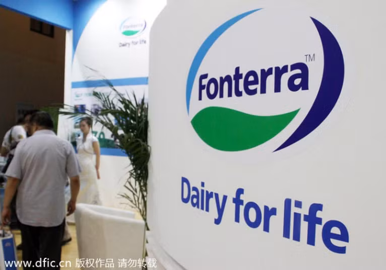 8. Fonterra: Niềm tin của người tiêu dùng đối với các sản phẩm sữa của công ty sữa lớn thứ 4 New Zealand đã hạ xuống sau vụ thu hồi một tấn sữa bột của công ty này. Các kết quả thử nghiệm cho biết một số sản phẩm sữa chứa vi khuẩn có thể gây ra ngộ độc. Ngay sau đó, Cơ quan an toàn thực phẩm Trung Quốc đã ra lệnh thu hồi tất cả các sản phẩm nhiễm độc và ngừng nhập khẩu sản phẩm sữa bột của công ty này.