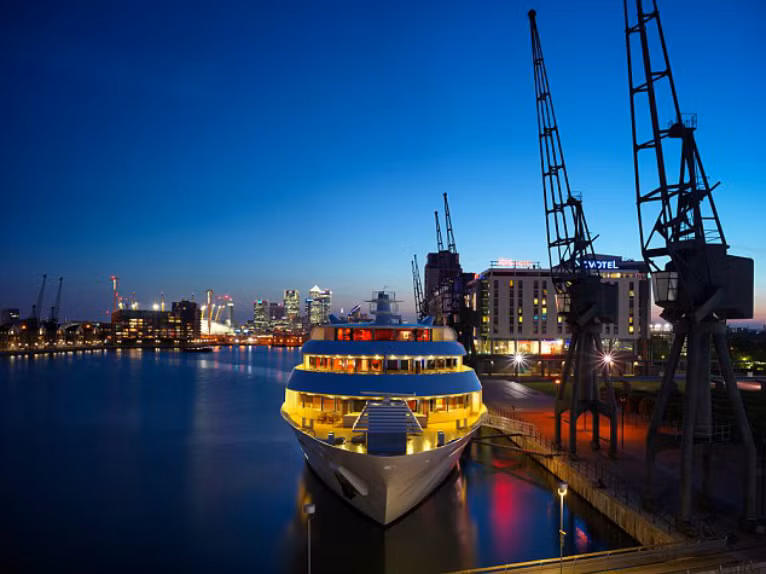 Trước khi chính thức khai trương như một khách sạn 4 sao sang trọng, siêu du thuyền này được kéo từ một xưởng đóng tàu ở Phần Lan và phải mất 2 tuần để đến được thủ đô London (Anh) hồi tháng 4 vừa qua. Được biết, một chiếc khách sạn tương tự sẽ được mở ở eo biển Gibraltar và Barcelona (Tây Ban Nha).