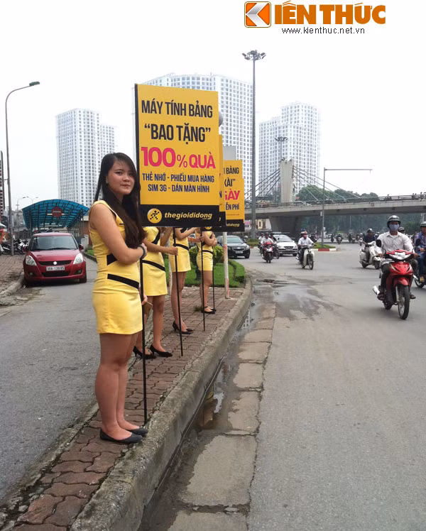 Các cô gái này là nhân viên của các công ty quảng cáo do siêu thị Thế giới di động thuê chạy chương trình khuyến mại mới trong tháng 8 này.