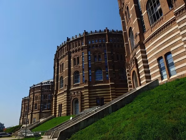  7. Coal Gasometers, Vienna: Sau 100 năm lưu trữ khí than của thành phố, Vienna Than Gasometers đóng cửa vào năm 1984 khi Vienna chuyển sang dung khí đốt tự nhiên. Được cải tạo vào năm 2001, nơi đây trở này khu dân cư hiện đại đáng mơ ước với bất kỳ ai. Mỗi container có một khu nhà ở, một trung tâm thương mại, giải trí và mua sắm. 