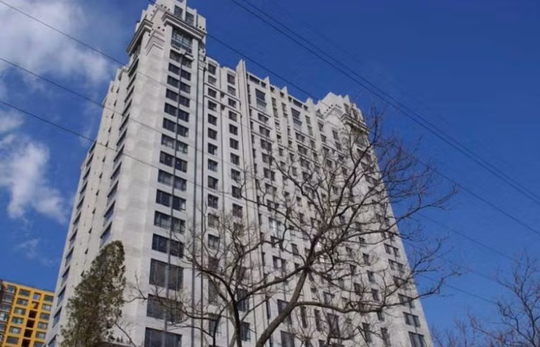 7. Khu căn hộ Central Axis International nằm ngay trên trục trung tâm của thành phố Bắc Kinh, bên cạnh đường vành đai phía bắc 2. Tòa nhà cạnh trung tâm giao thông thứ 7 tại châu Á, trung tâm giao thông Dongzhimen. Chi phí một căn hộ trong tòa nhà này là 32 triệu nhân dân tệ. Giá trung bình: 88.001 nhân dân tệ/m2 (308 triệu đồng).