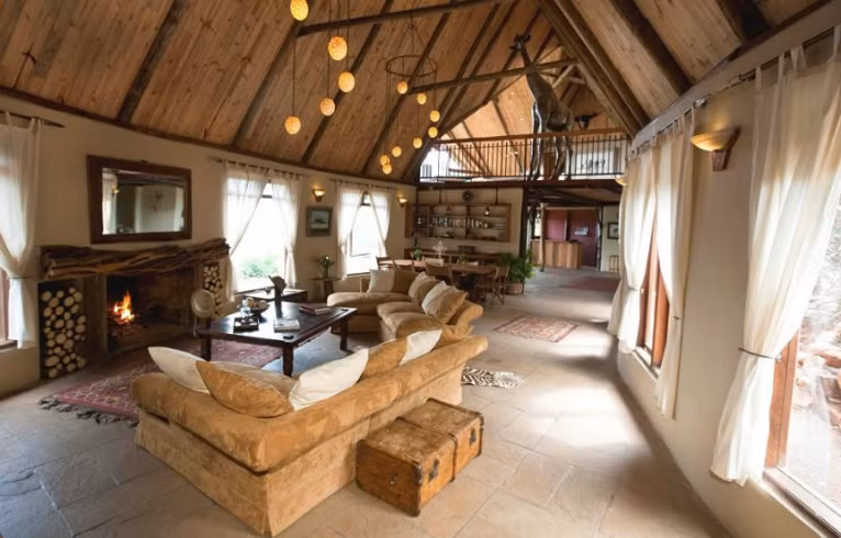  Trại Cotta’s từ những năm 1920: Nếu muốn thám hiểm Kenya, trại Cotta’s là “thiên đường” dừng chân lý tưởng dành riêng cho giới lắm tiền nhiều của. Trại gồm 6 lều sang trọng dành cho nhóm 12 khách. Bên cạnh đó, nhà vườn Cottar’s nằm gần khu bảo tồn quốc gia Maasai Mara chuyên cung cấp dịch vụ cao cấp cho 8 người. Du khách tại nhà vườn sẽ có bảo vệ và dịch vụ massage riêng.