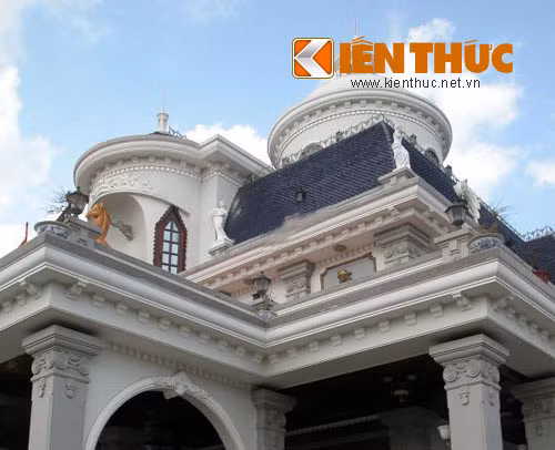 Vì sinh vào năm Ngọ nên chủ nhân của tòa lâu đài đầu tư một bức tượng hình Ngựa mạ vàng được đặt ở trên hệ thống tiền sảnh khiến lâu đài càng thêm sang trọng và đắt giá.