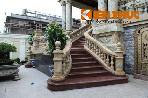 Điểm nổi bật nhất của lâu đài chính là tiền sảnh phía trước được kết hợp hài hòa với những hoa văn kiến trúc cầu kì, tinh xảo. Lớp sơn tông màu gam trắng, vàng sữa được phủ lên lâu đài, phù hợp với không gian, quần thể khuôn viên công trình.