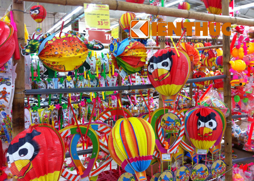 Không giống các năm trước, các mặt hàng đèn lồng và đồ chơi năm nay Big C sử dụng hoàn toàn là hàng Việt Nam với tiêu chí " Người Việt dùng hàng Việt".