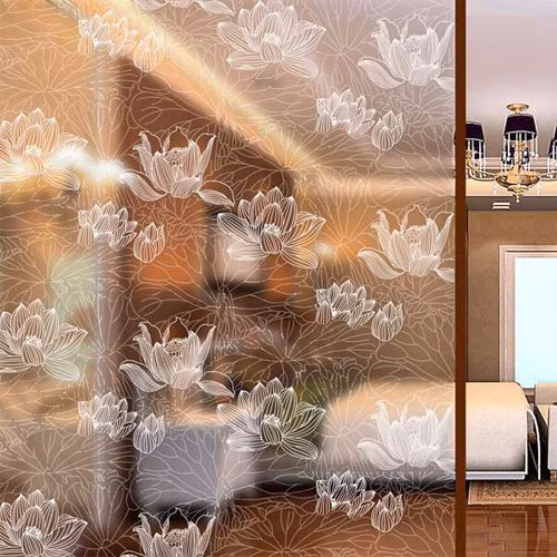 Vách ngăn kính mờ vừa phân chia không gian, vừa tăng diện tích "ảo" bởi kính mờ giống như tấm gương, phản chiếu ánh sáng, tạo cảm giác nhà trông rộng hơn nhưng vẫn đảm bảo sự riêng tư ở hai không gian khác nhau với mức độ phù hợp.