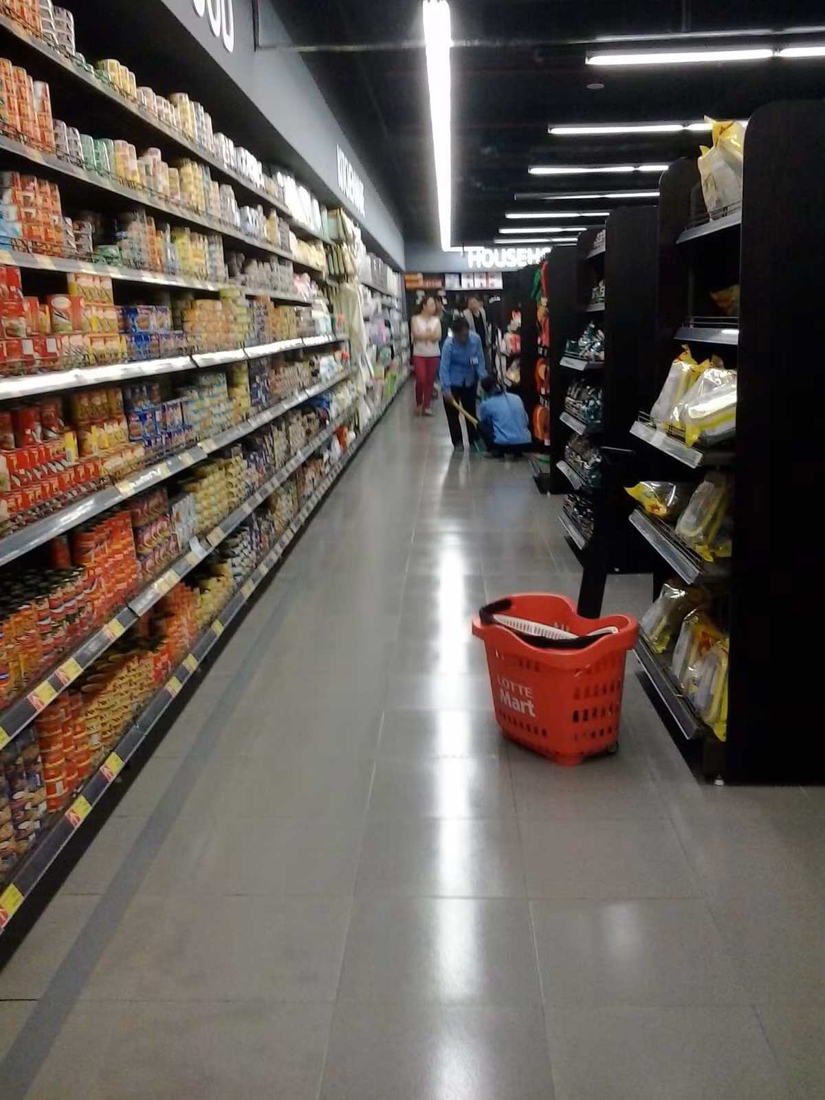 Chỉ một vài quầy hàng còn đông khách, còn lại phần lớn đều rơi vào cảnh "chợ chiều". Tại các khu trưng bày mặt hàng gia dụng, thực phẩm từ khô đến tươi sống trong tầng hầm siêu thị Lotte, lượng khách đến mua không còn đông nghịt như những ngày đầu. Các mặt hàng dù đã được giảm giá nhưng vẫn khó hút khách mua.