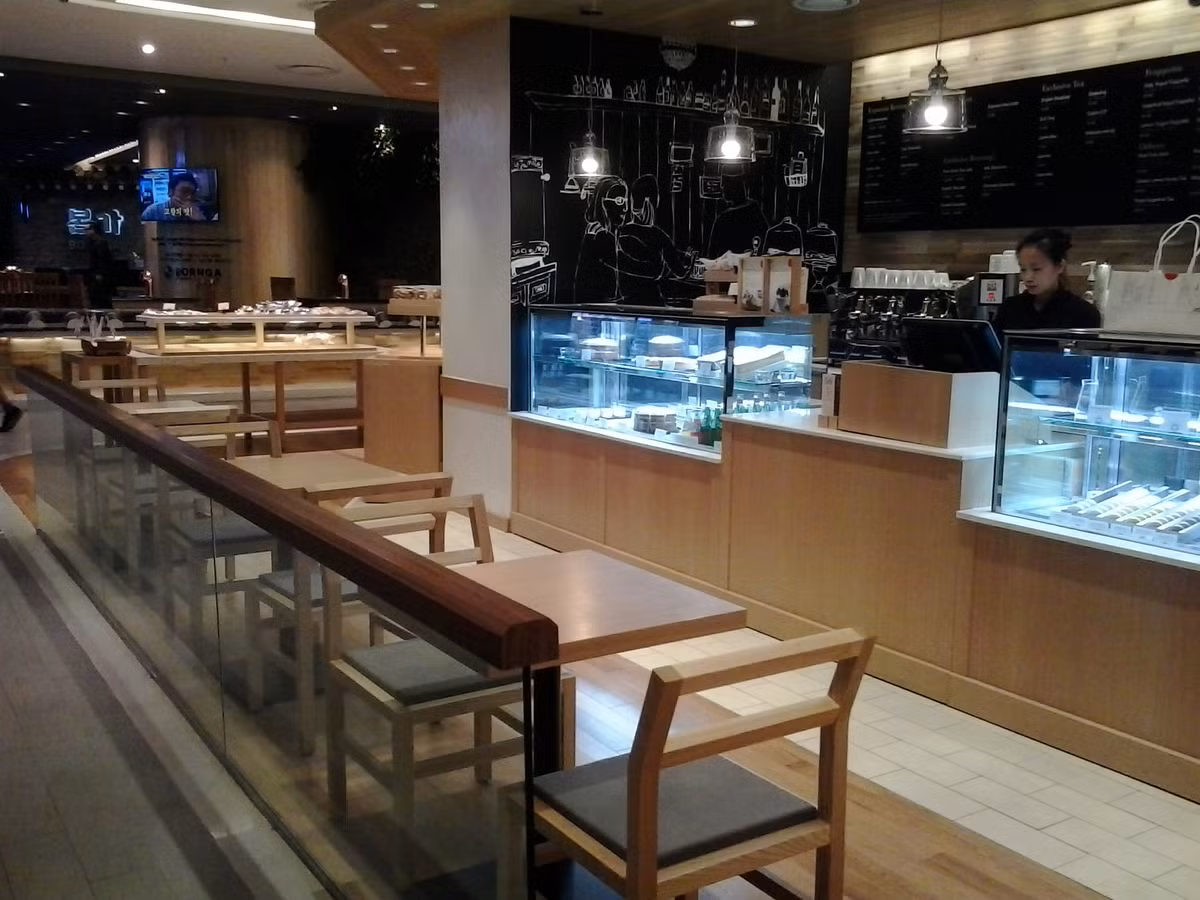 Thảm cảnh vắng khách không chỉ diễn ra ở khu mua sắm, mà tại khu vực ẩm thực cũng không ngoại lệ. Với số tiền đầu tư chắc chắn không nhỏ để thiết kế các nhà hàng cao cấp, sang trọng phục vụ khách hàng nhưng lượng khách đang đến đây rất thưa thớt. Mặc dù nhiều quán đã sử dụng biện pháp khuyến mãi mới như giảm giá đồ ăn, tặng kèm đồ uống cho mỗi suất ăn nhưng tình hình vẫn không khả quan.