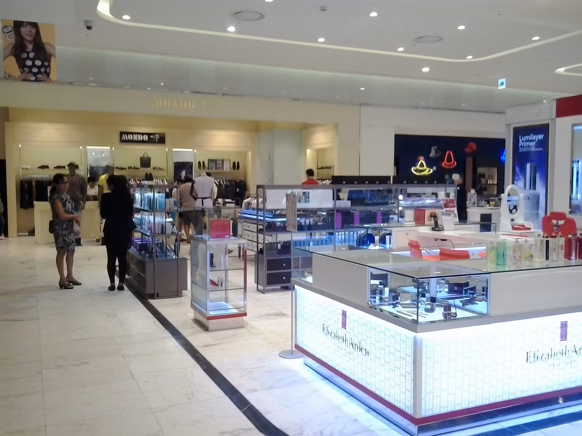 Theo chia sẻ của một nhân viên bán mỹ phẩm tại đây, hàng giảm giá mạnh được khách tới mua đông trong mấy ngày đầu khai trương hiện cũng không còn nhiều.