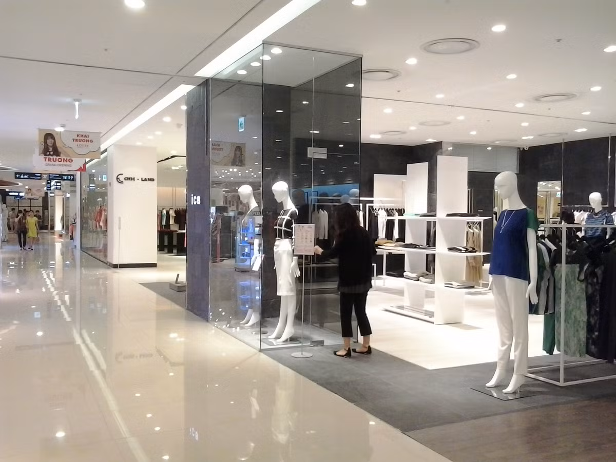 Hầu hết các thương hiệu lớn được bày bán đều đang tung ra mức giảm giá khá mạnh như quần áo thời trang Canifa Fashion giảm giá tới 50%, Giovani Men's Fashion giảm giá 40%. Nhưng điều này vẫn chưa đủ sức hấp dẫn khách vì mức giá vẫn còn quá cao so với đại đa số người tiêu dùng.