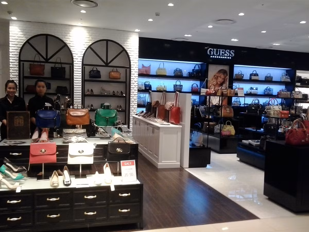 Tại một cửa hàng túi xách thời trang cao cấp nằm ngay khu trung tâm tầng 2, nhân viên ở đây gần như chẳng có việc gì khác để làm ngoài việc đứng nói chuyện phiếm với nhau.