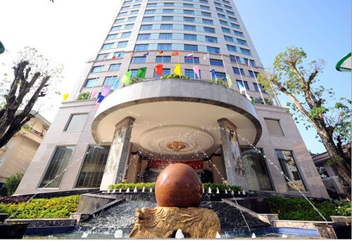  10. Khách sạn Mường Thanh (Bắc Linh Đàm, Hoàng Mai): Với hội trường tiệc cưới được trang trí hiện đại, kết hợp hài hòa với các nét truyền thống cùng phong cách tổ chức chuyên nghiệp và đội ngũ phục vụ nhiệt tình, chắc chắn tân lang tân nương sẽ có những khoảnh khắc khó quên trong ngày vui của mình khi tổ chức tại khách sạn Mường Thanh. Giá tiệc giao động từ 240.000 – 470.000 đồng/khách tùy thực đơn. 