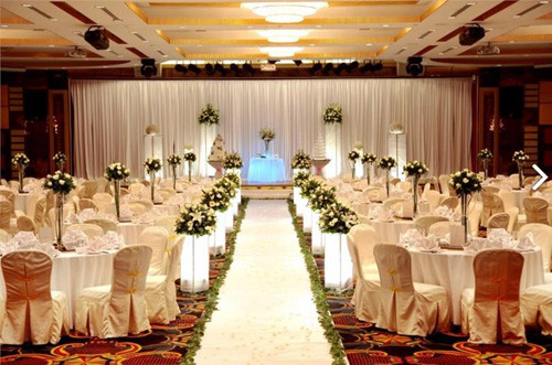  11. Khách sạn Fortuna (6B Láng Hạ, Ba Đình): Khách sạn này có hai phòng cưới, được trang trí theo phong cách đậm chất Trung Quốc với màu sắc chủ đạo là đỏ. Fortuna tạo không khí đầm ấm, gần gũi giữa chủ nhân bữa tiệc và khách mời. Mỗi phòng chứa được khoảng 400 khách. Giá tiệc từ 400.000 đồng/khách, chưa tính đồ uống và phí phục vụ.