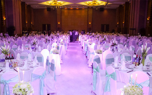 2. Khách sạn Melia (44B Lý Thường Kiệt, Hoàn Kiếm): Khách sạn Melia có hai sảnh cưới rộng hàng đầu Hà Nội được thiết kế sang trọng cùng không gian thoáng đãng. Với sức chứa 600 – 800 khách, khách hàng có thể hoàn toàn yên tâm nếu tiệc cưới có lượng khách mời đông đảo. Giá tiệc từ 800.000 đồng/khách, chưa kể đồ uống và phí phục vụ.