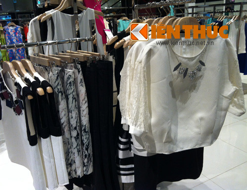 Tuy nhiên, còn nhiều gian hàng thời trang của các thương hiệu nổi tiếng thì giá còn khá cao, mặc dù cũng đã giảm đến 40 - 50%. Các loại váy áo thời trang này có giá tiền triệu trở lên.