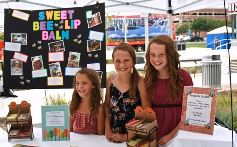 2. Ba chị em nhà Warrens (9, 12 và 13 tuổi) – Son dưỡng môi từ sáp ong: Khi nhà Warrens bắt đầu nuôi ong, cả 3 cô bé nhanh chóng nhận ra rằng, ngoài mật ong, số lượng sáp có thể mang lại nguồn thu lớn. Do đó, để tránh lãng phí sáp ong, mẹ của 3 cô bé đã khuyến khích kinh doanh các sản phẩm làm từ sáp. Vào thời điểm đó, 3 chị em mới chỉ lên 5, 7 và 9 tuổi. Cả 3 đã sáng tạo ra công thức làm kem dưỡng môi bằng sáp mật ong đang rất phổ biến hiện nay. Gần đây, một loại kem dưỡng da sáp ong cũng mới được ra mắt. Cả 3 chị em nhà Warrens đã được giới thiệu trong danh sách các CEO tuổi teen của Big Head Books.