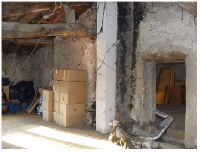 Ngôi nhà này từng là hiện trường của một tội ác khủng khiếp vào những năm 50 của thế kỉ trước khiến nó bị ám bởi oan hồn hiện tại. Tội ác nói trên xảy ra với một cặp đôi từng chung sống trong căn nhà này vào thời điểm đó. Họ đã bị giết hại bởi một đội công nhân muốn tìm kiếm kho báu bên trong căn nhà. Người ta vẫn chưa tìm ra thủ phạm cũng như thi thể của họ. Cả hai nạn nhân chỉ đơn giản là biến mất không một dấu vết, người ta cho rằng họ được chôn ở một cánh đồng gần đó.