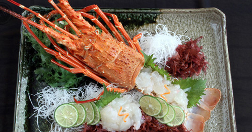 Tại khách sạn Nikko - một trong những khách sạn lớn ở Hà Nội - khách hàng được dịp thưởng thức những sơn hào hải vị như tôm hùm, bò Úc...