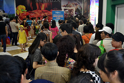 Cầu thang máy luôn đông nghịt người đợi lên xuống.