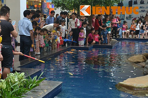 Trung tâm thương mại Time City cũng náo nhiệt không kém.