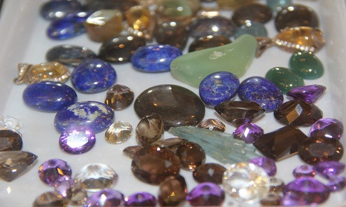 Phần lớn các loại tranh đá quý 3D hiện nay được chế tác từ đá ruby, saphire, thạch anh, opal…khai thác trong cả nước và nhập khẩu tại Lào, Campuchia với giá cả đắt đỏ.