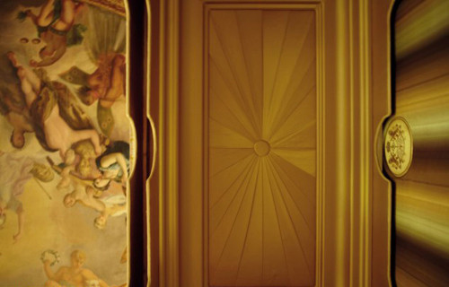 Chiếc giường được đánh giá là một sản phẩm đầy nghệ thuật của hãng sản xuất giường danh tiếng của Anh Savoir Beds. Savoir Beds cho biết chỉ bán 60 chiếc giường loại này trên thế giới, để kỷ niệm 60 năm ngày đăng quang của Nữ hoàng Anh Elizabeth.