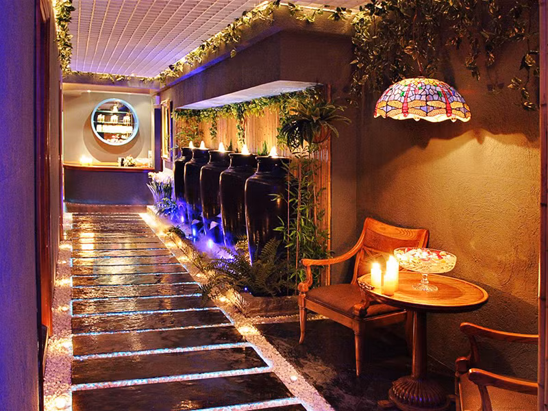 Trung tâm thẩm mỹ và chăm sóc sắc đẹp dành cho nữ với các dịch vụ như chăm sóc tóc, móng, chăm sóc da mặt, trang điểm, massage hương liệu, xông hơi, tắm bồn sục