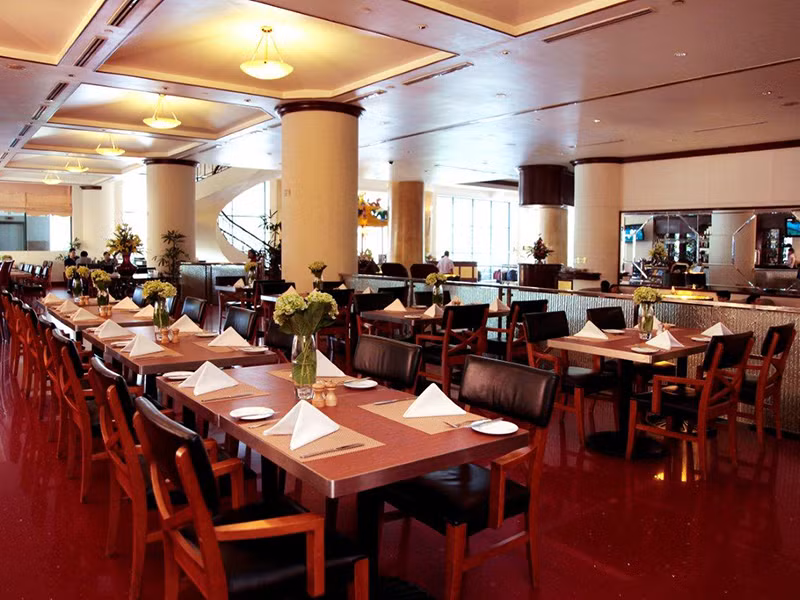 Nhà hàng Tiffin phục vụ các món ăn Âu-Á, đặc trưng với các món ăn mang hương vị xứ quốc đảo Singapore.